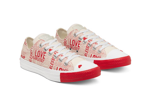 BST Converse Love Fearlessly - nên chọn đỏ rực rỡ hay đen huyền bí?