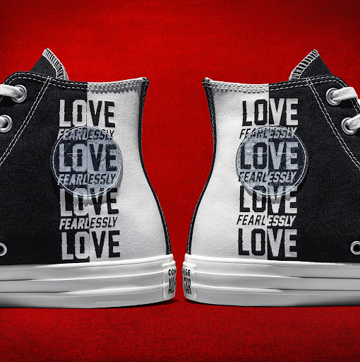 BST Converse Love Fearlessly - nên chọn đỏ rực rỡ hay đen huyền bí?
