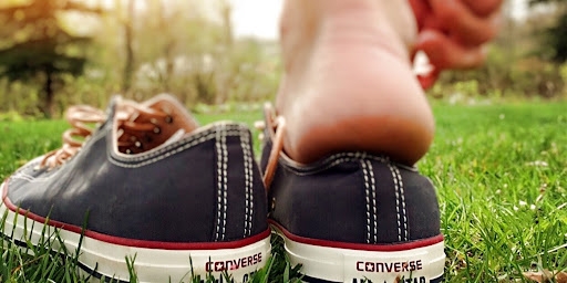 Cách khắc phục giày Converse cổ thấp bị rộng siêu dễ dàng