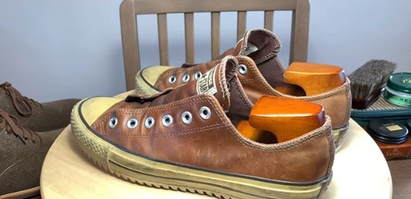Cách vệ sinh giày Converse da tại nhà dễ như “lật bánh tráng”