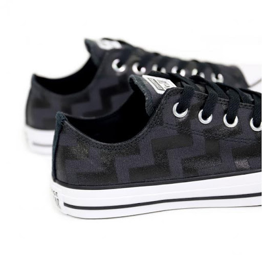 Sức cuốn hút giữa tông đen và trắng của Chuck Taylor All Star Glam Dunk
