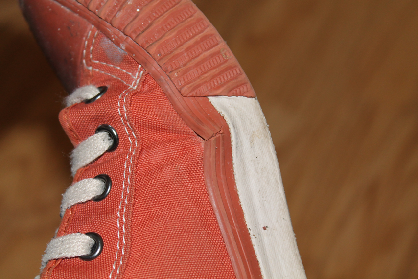Giày Converse bị hở keo – làm thế nào để khắc phục?