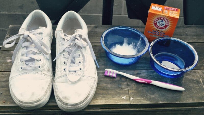Tất tần tật những điều cần biết khi làm sạch giày Converse trắng bị ố vàng
