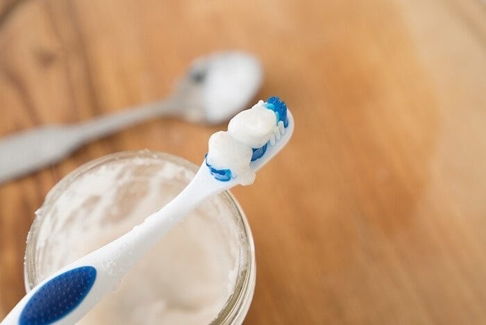 Tất tần tật những điều cần biết khi làm sạch giày Converse trắng bị ố vàng