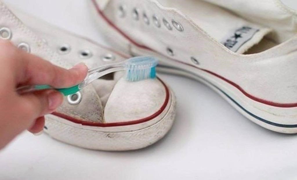Tất tần tật những điều cần biết khi làm sạch giày Converse trắng bị ố vàng