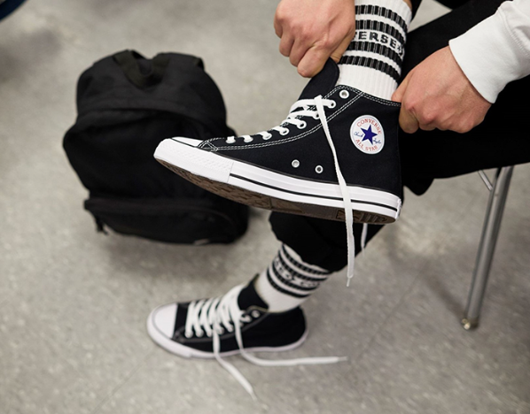 Giày Converse cao cổ full đen mang tới sự linh hoạt cho phong cách