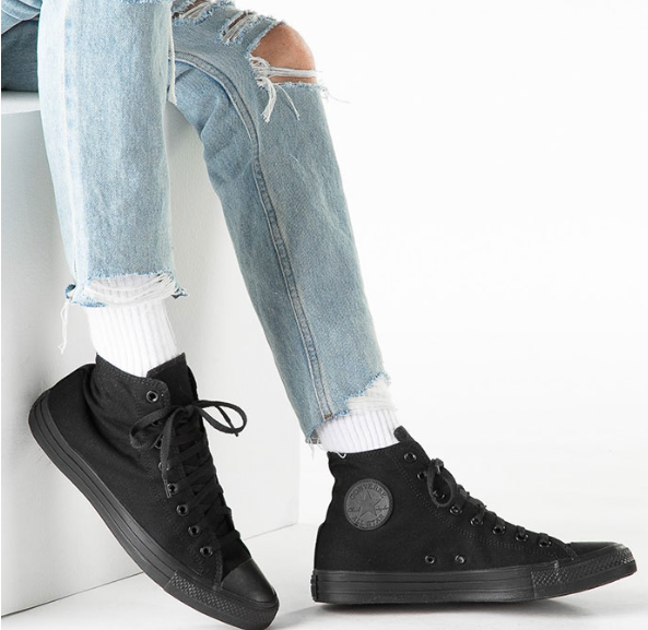 Giày Converse cao cổ full đen mang tới sự linh hoạt cho phong cách
