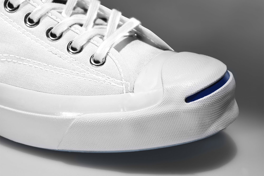 Nguồn năng lượng tích cực đến từ giày Converse mặt cười