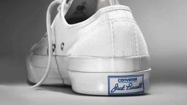 Nguồn năng lượng tích cực đến từ giày Converse mặt cười