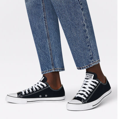 Giải mã sức quyến rũ của giày Converse full đen cổ thấp