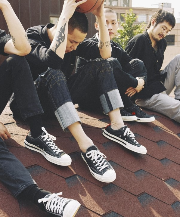 Giải mã sức quyến rũ của giày Converse full đen cổ thấp