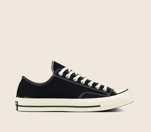 Giải mã sức quyến rũ của giày Converse full đen cổ thấp