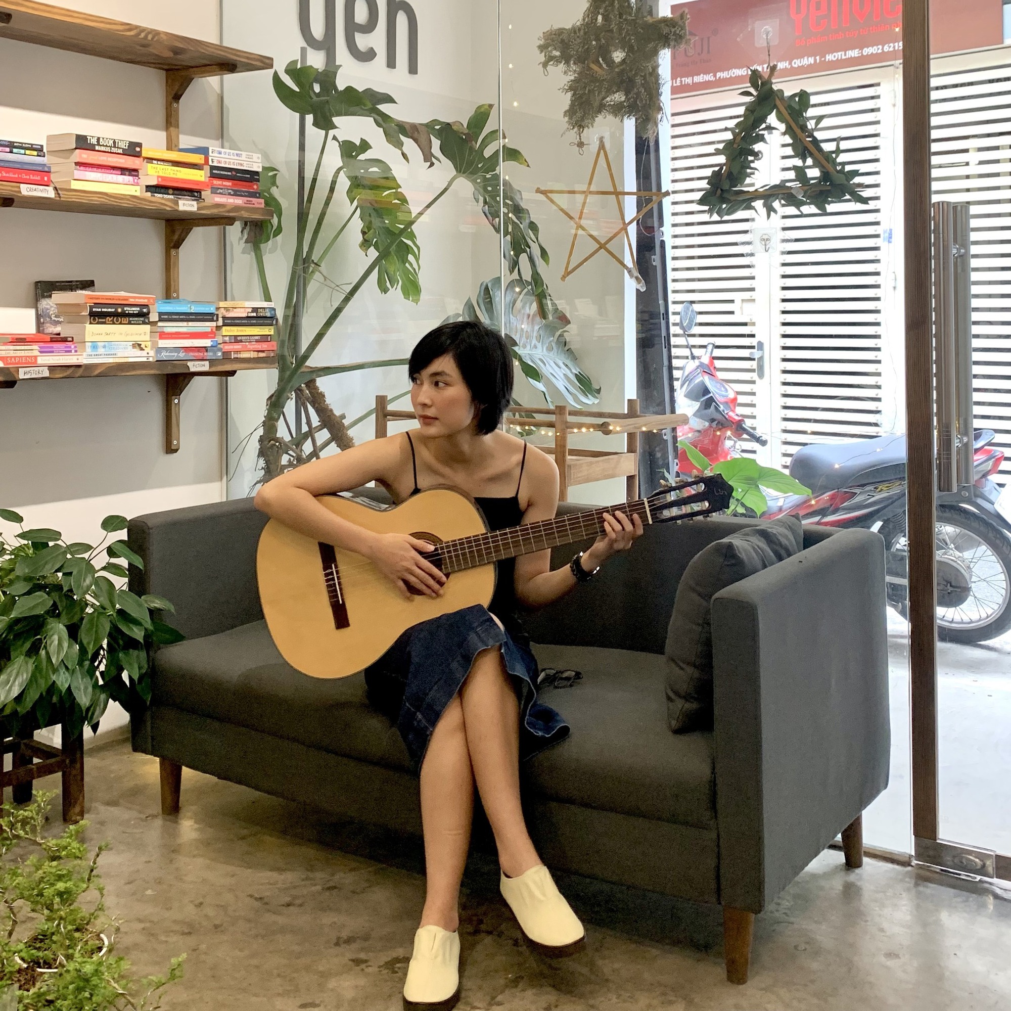 Giày Thể Thao Việt Nam Chất Lượng Cao: Giày MỘT với thiết kế đơn sắc, tinh tế.