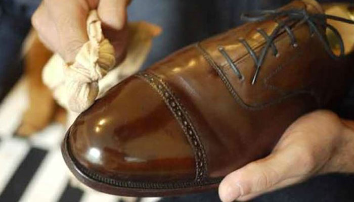 Cách Tẩy Vết Dầu Mỡ Trên Giày Da Sạch Bóng Như Mới
