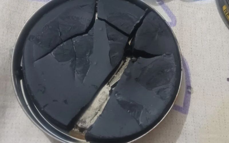 Hộp xi đánh giày bị khô cứng mất chất lượng
