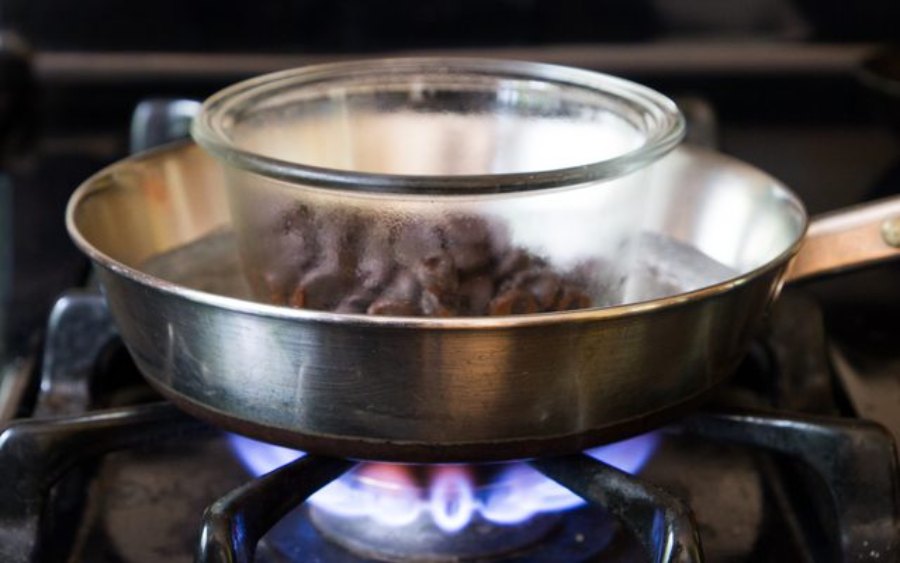 Cách phục hồi hộp xi đánh giày bị khô bằng phương pháp hấp cách thủy
