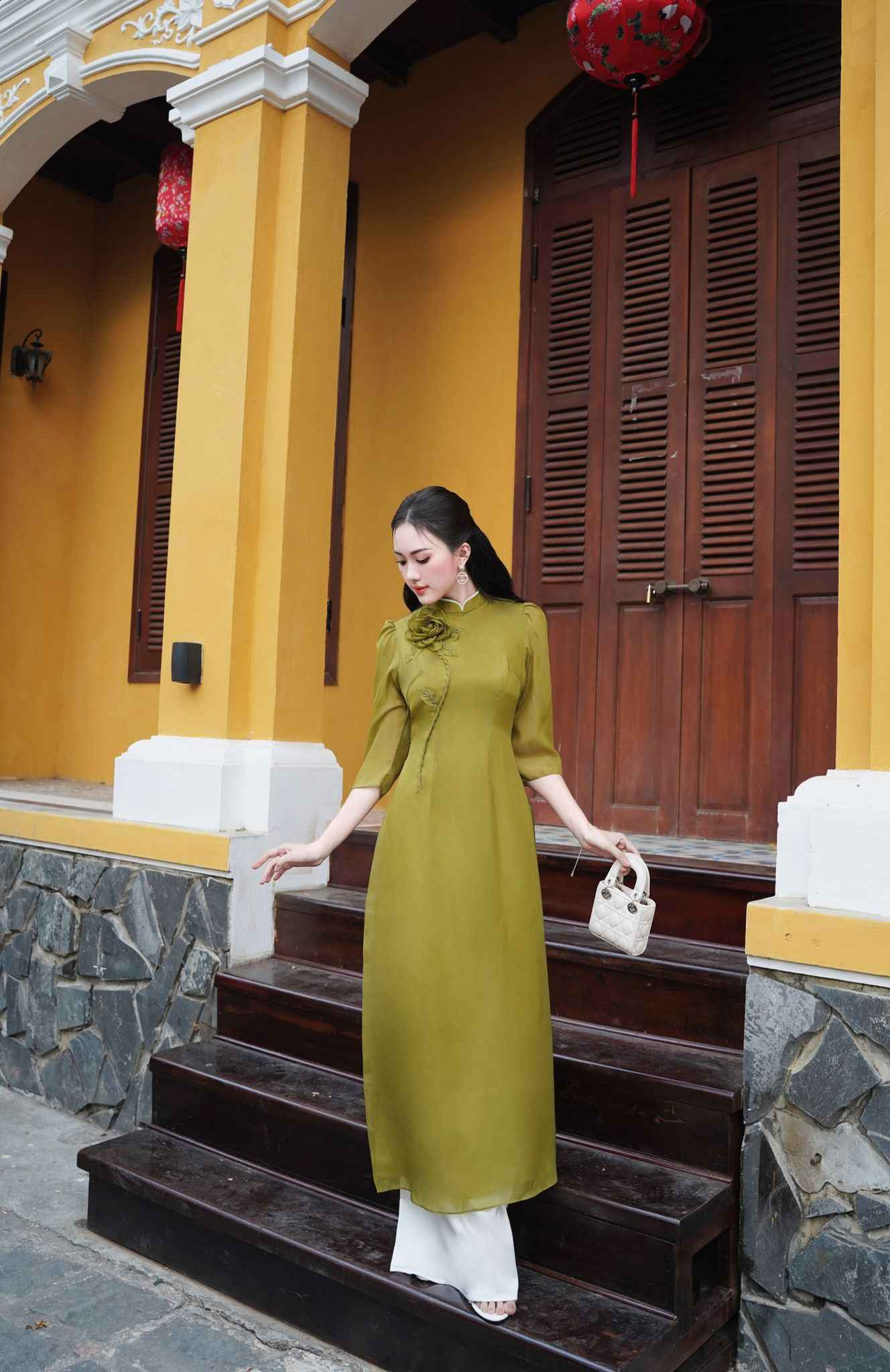 Áo dài 4 tà truyền thống và giày cao gót mũi nhọn, cách áo dài mang giày gì phù hợp sự kiện