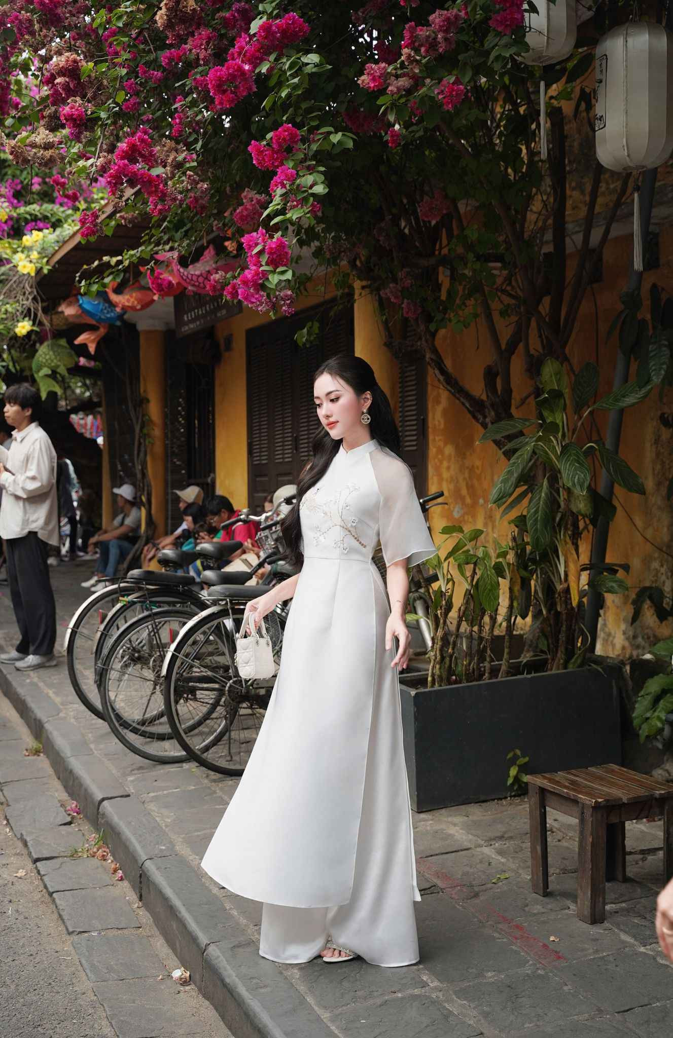 Áo dài tay lỡ nhẹ nhàng và giày cao gót, cách phối áo dài mang giày gì tôn dáng