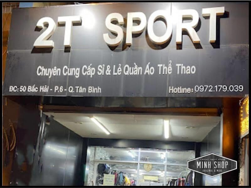 Bên trong 2T Sport, cửa hàng giày dép gần đây chuyên về các sản phẩm thể thao và phong cách.