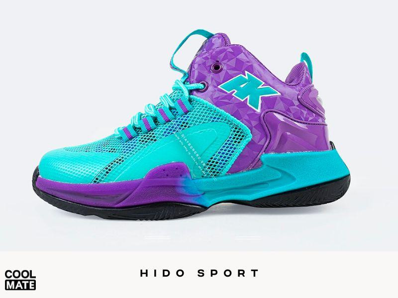 Bên trong cửa hàng Hido Sport, trưng bày nhiều mẫu giày bóng rổ đa dạng từ các thương hiệu