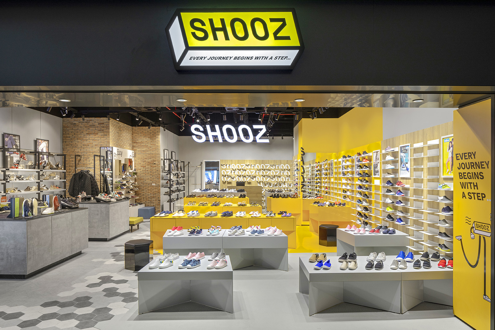 Bên trong cửa hàng Shooz Landmark 81 với đa dạng mẫu giày nữ, điểm đến hàng đầu khi tìm shop giày nữ đẹp ở TP.HCM