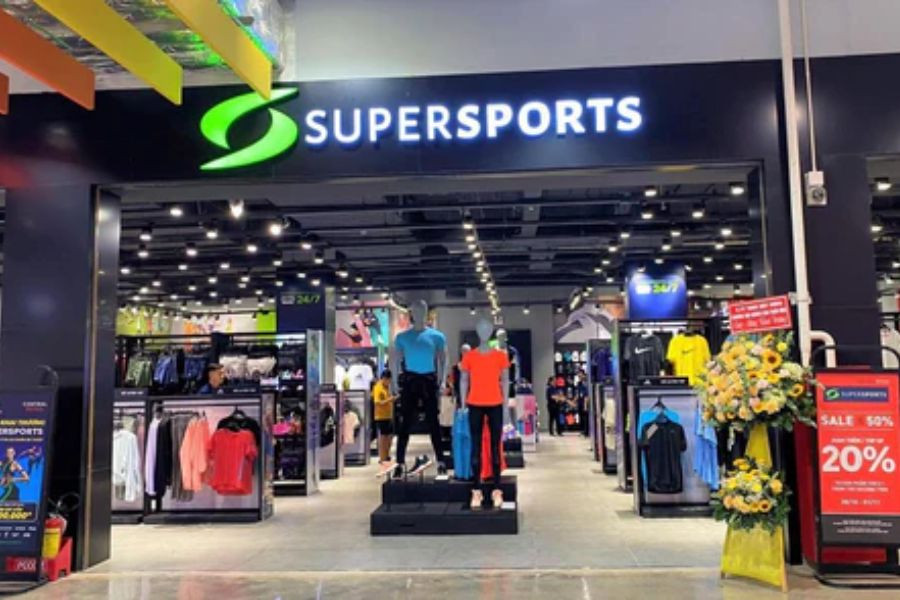 Bên trong cửa hàng Supersports Vietnam, trưng bày đa dạng mẫu giày thể thao chính hãng tại Hà Nội