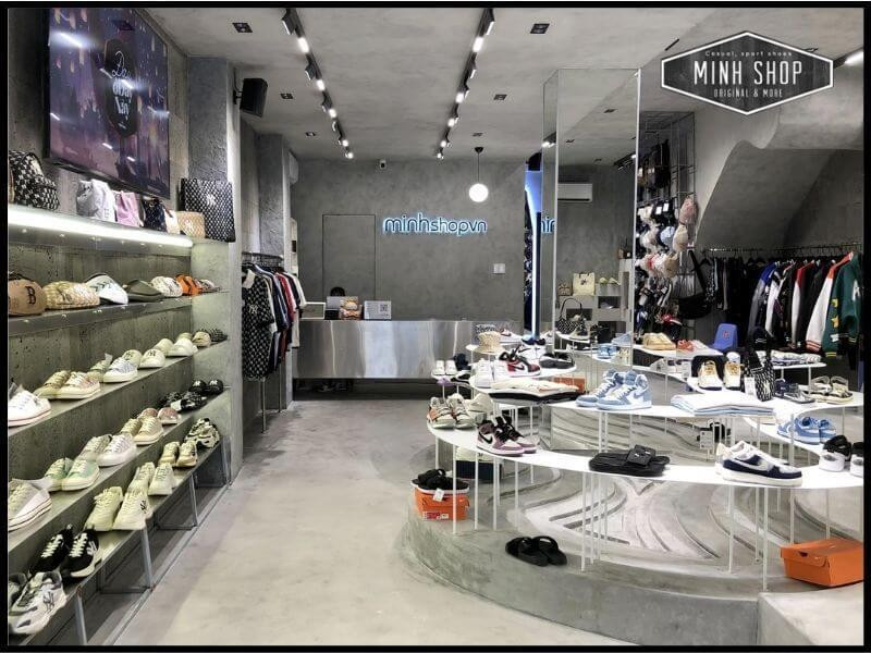 Bên trong Minhshop, một tiệm giày dép hiện đại trưng bày các mẫu giày thể thao mới nhất.