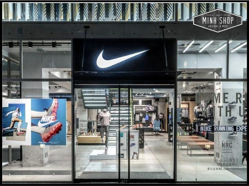 Biển hiệu cửa hàng Nike chính hãng, nơi cung cấp các sản phẩm giày dép thể thao hàng đầu.