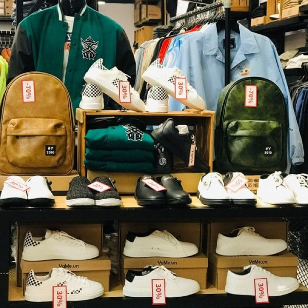 Bộ sưu tập giày sneaker đa dạng kiểu dáng và màu sắc