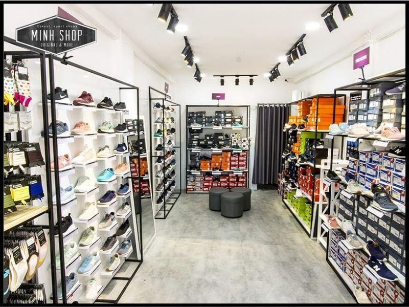 Các mẫu giày sneaker phong cách được trưng bày tại Saigon Sneaker, cửa hàng giày dép nổi tiếng.