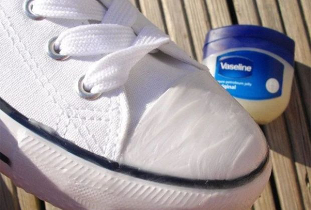 Cách giặt giày Converse đơn giản, dễ thực hiện bằng Vaseline.