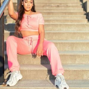 Yeezy 700 Static kết hợp với bộ Croptop phong cách, bí quyết phối đồ với Yeezy 700