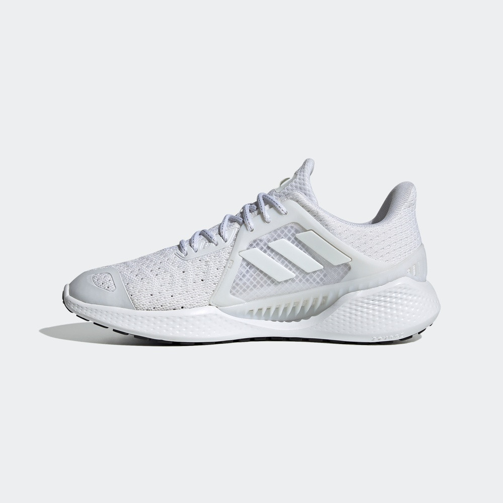 Cận cảnh đế và thân trên của giày adidas Climacool nữ, nổi bật công nghệ thông gió