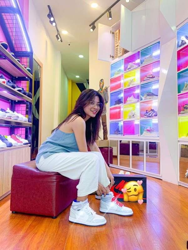 Cảnh tổng quan các mẫu giày sneaker đa dạng