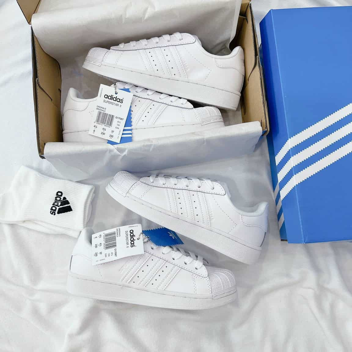 Cặp đôi trẻ trung với giày đôi nam nữ Adidas Superstar trắng đen