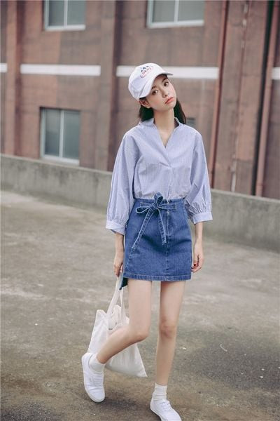 Chân váy chữ A phối cùng sneaker trắng