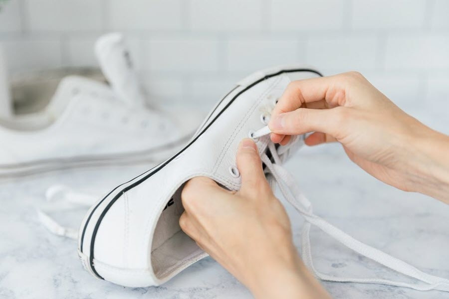 chuẩn bị giày thể thao trước khi cho vào máy giặt