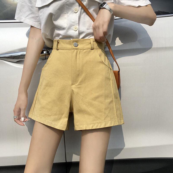 cô gái diện quần short kaki thanh lịch