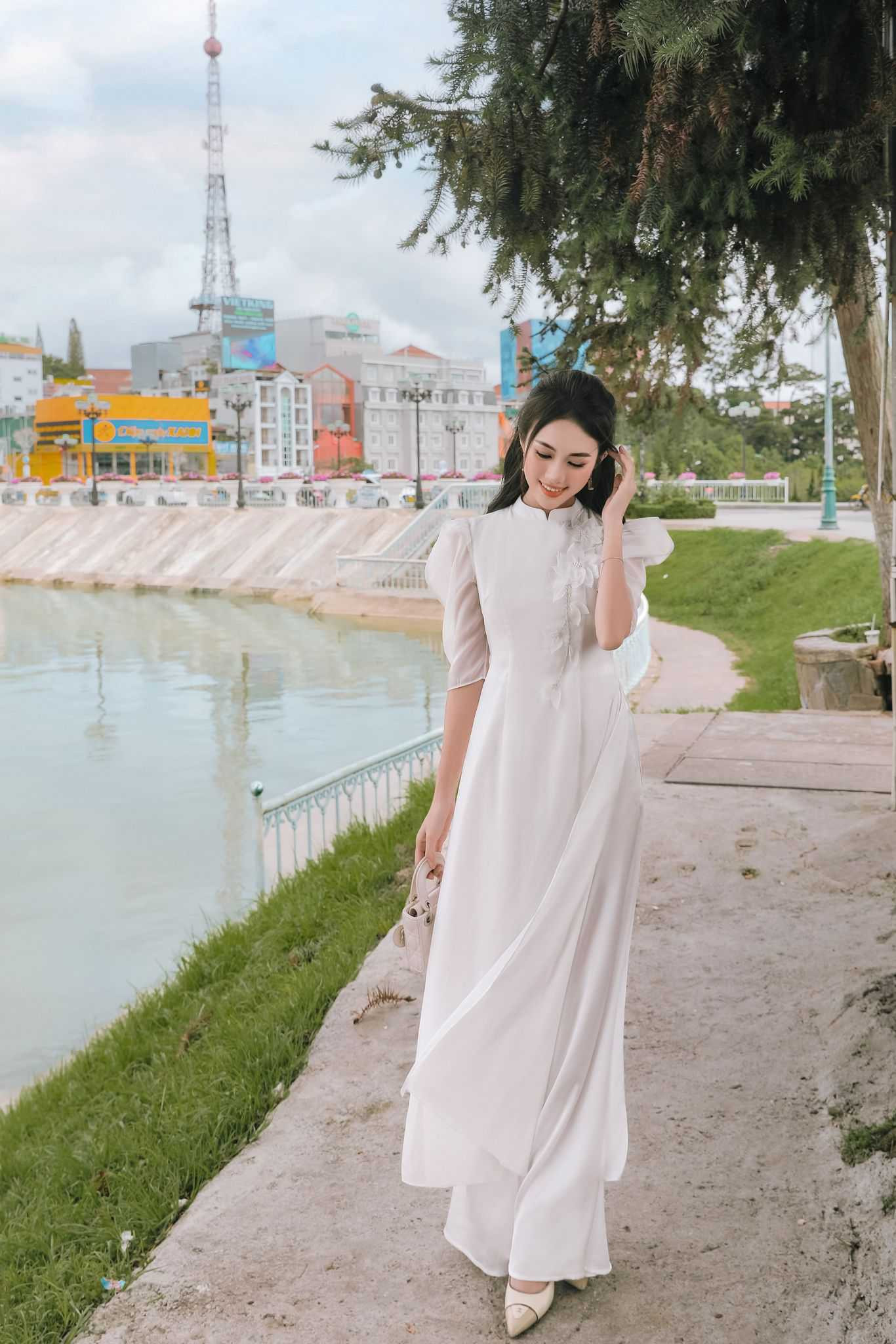 Cô gái mặc áo dài tay phồng thêu hoa, thể hiện sự kết hợp hài hòa với giày