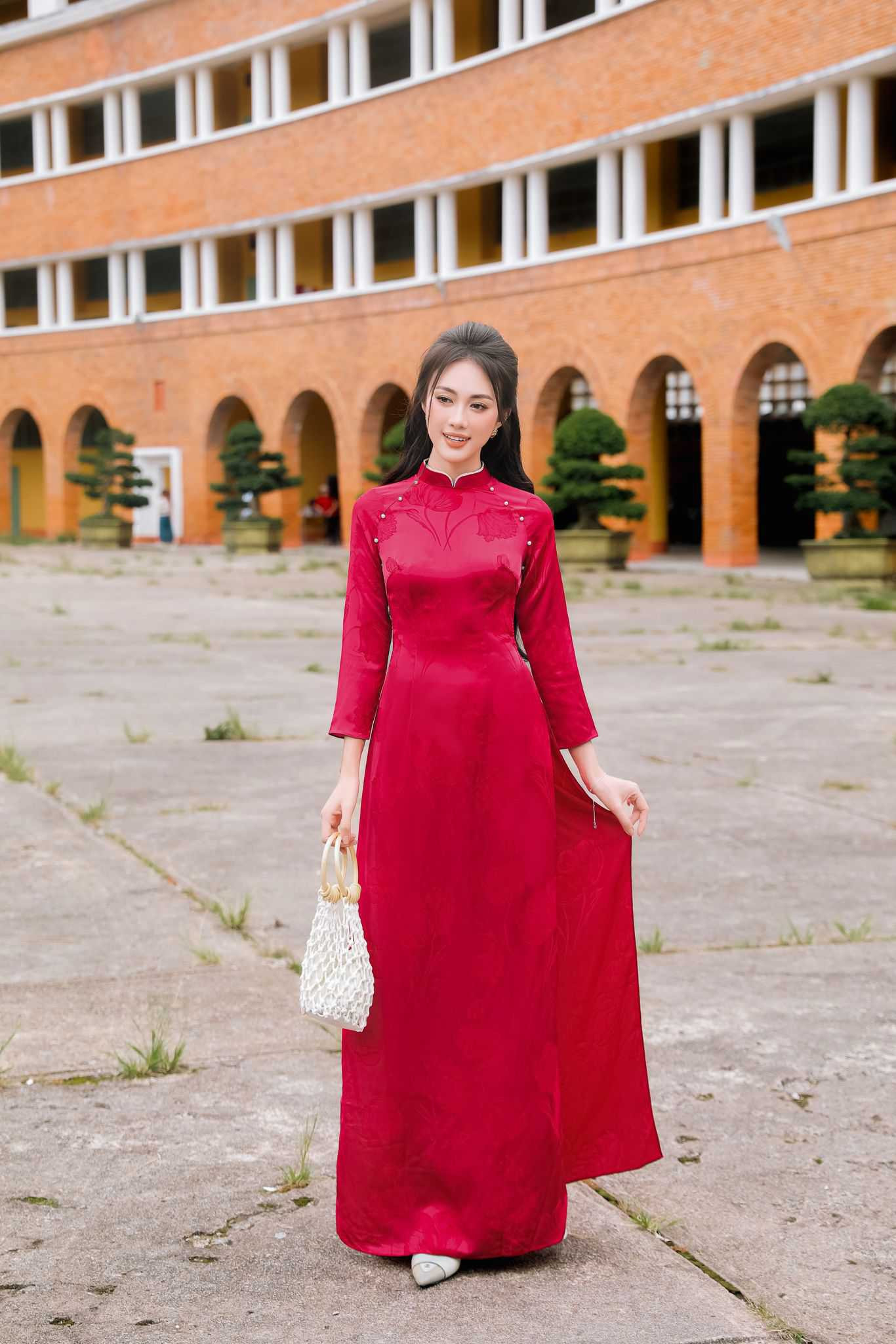 Cô gái mặc áo dài truyền thống với họa tiết gấm, kết hợp giày bệt đơn giản cho đám cưới