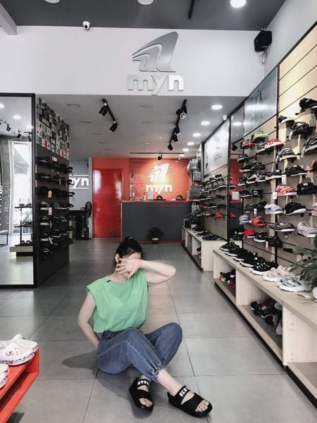 Cô gái mặc áo thun và quần jogger phối giày sandal nữ cá tính FL17