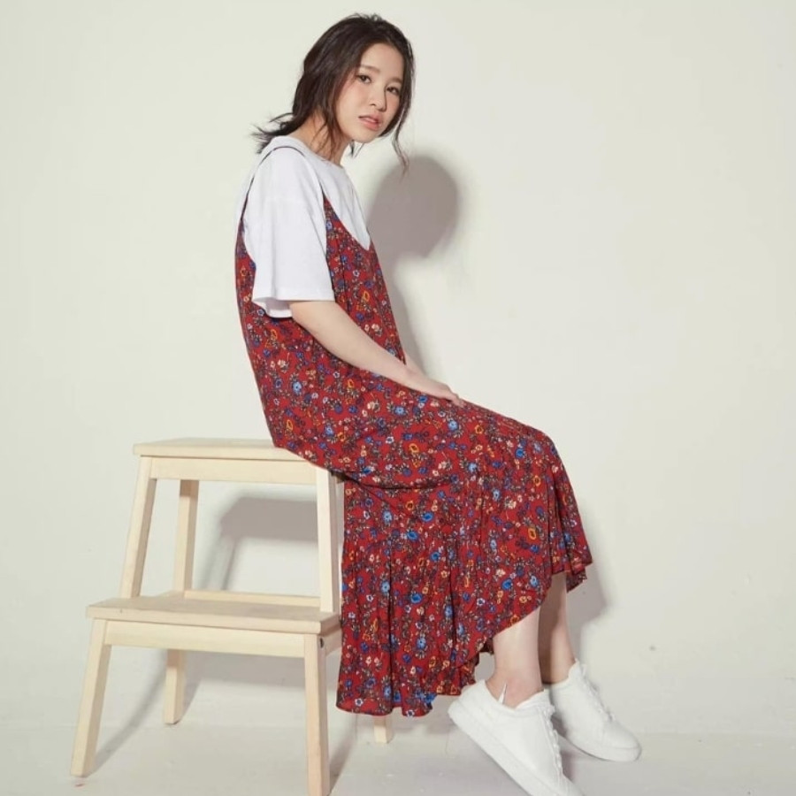 Cô gái mặc đầm maxi trắng và giày thể thao trắng, tạo nên outfit trẻ trung dạo phố