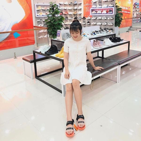 Cô gái mặc quần jean phối giày sandal nữ cá tính màu xanh neon