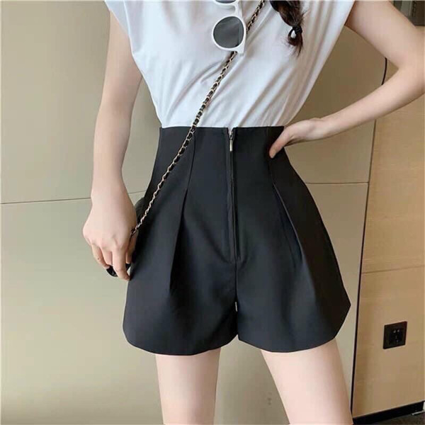 cô gái mặc quần short cạp cao thời trang