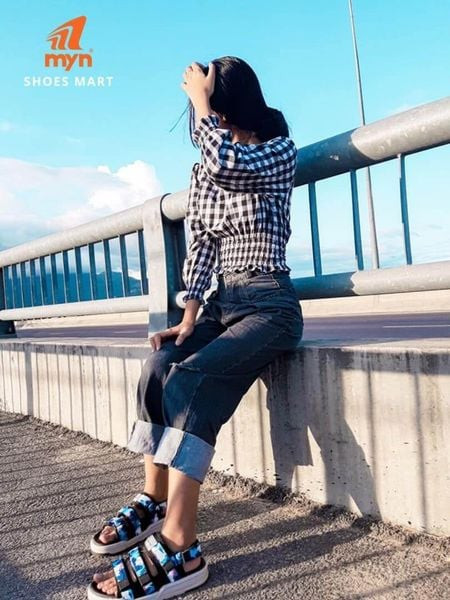 Cô gái năng động phối áo kiểu và quần jeans với giày sandal nữ cá tính