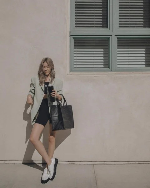 Cô nàng cá tính diện vest và giày Dr. Martens