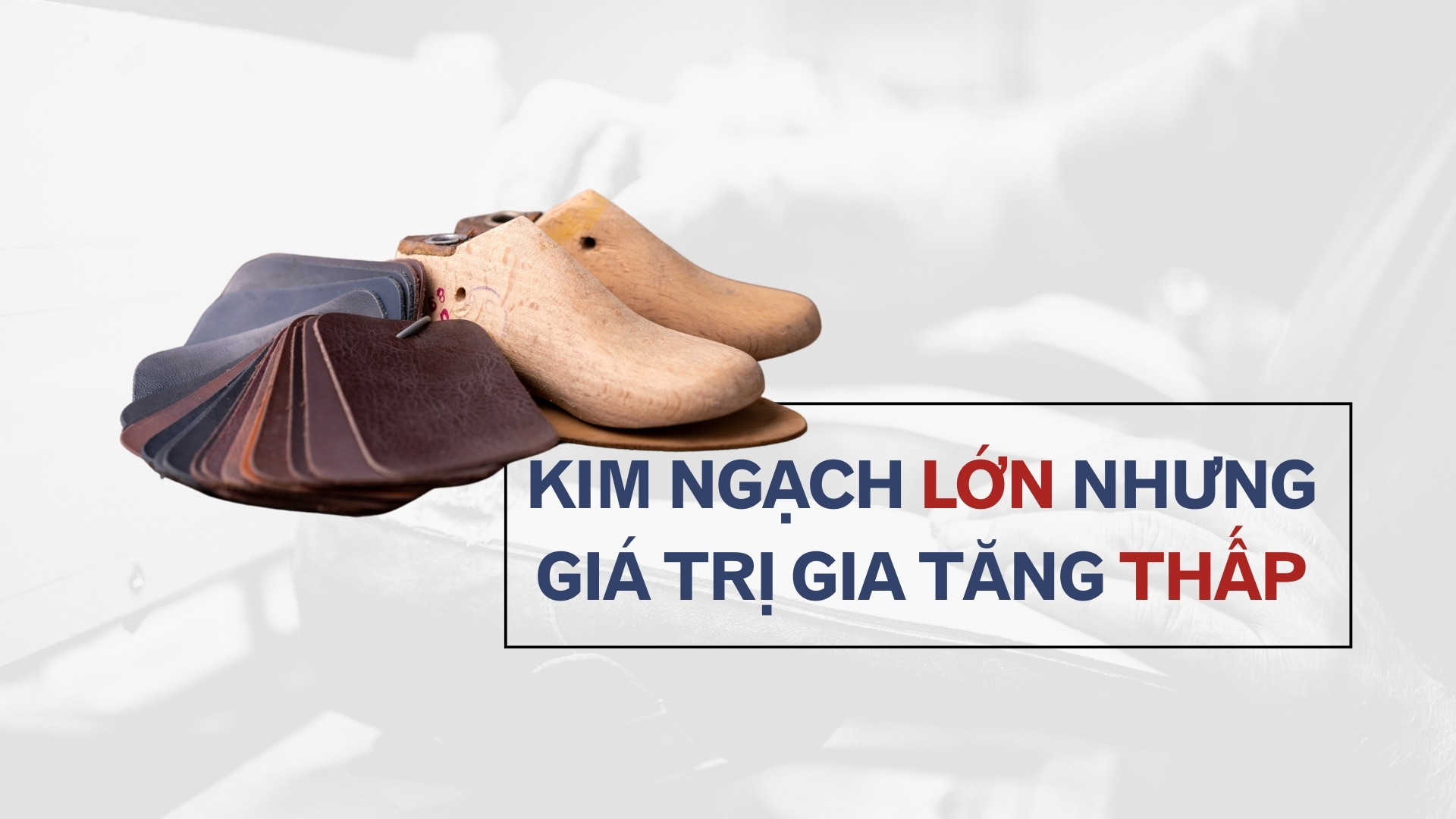 Công nhân đang làm việc trong nhà máy sản xuất giày dép