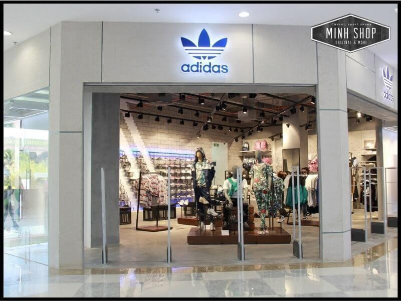 Cửa hàng Adidas với logo ba sọc nổi bật, địa chỉ tin cậy cho những tín đồ yêu thích thương hiệu.