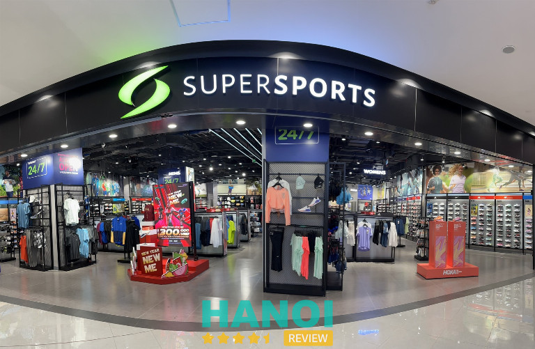 Cửa hàng Supersports với đa dạng mẫu giày sneaker chính hãng được trưng bày tinh tế