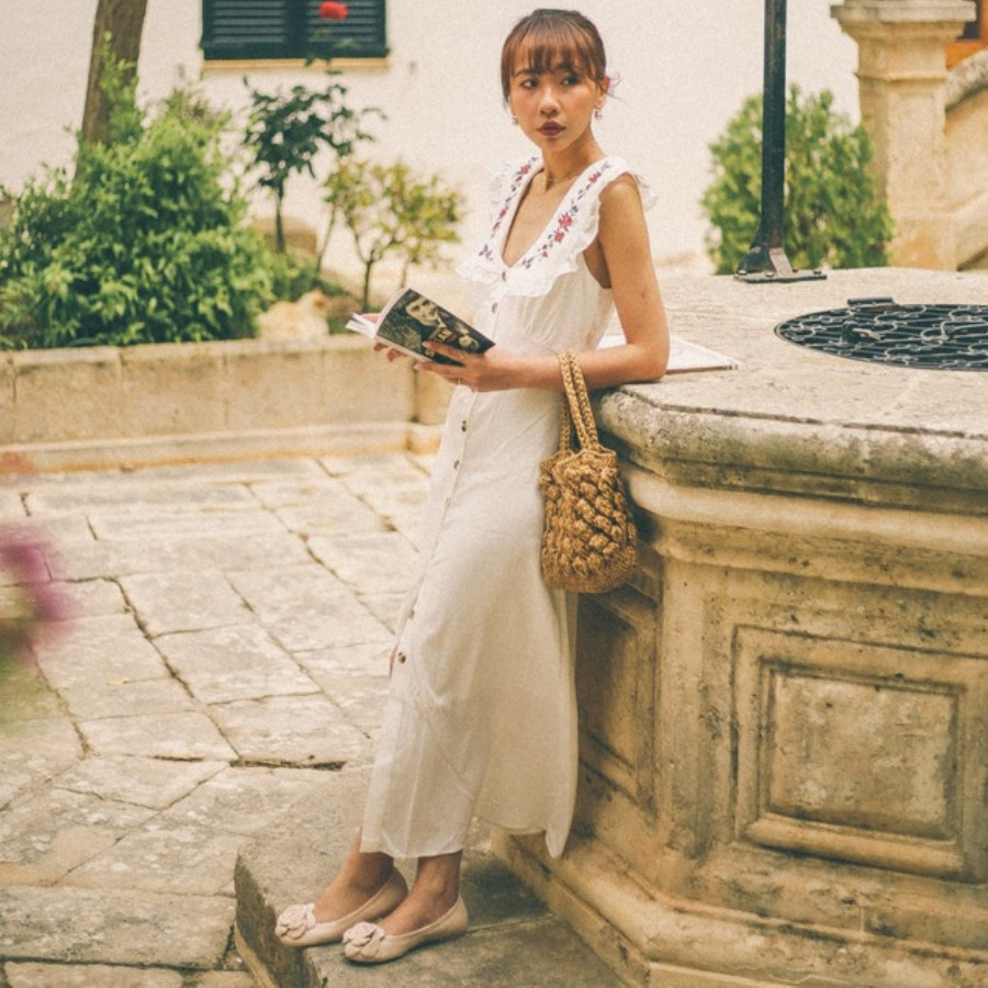 Đầm maxi họa tiết kết hợp giày búp bê đen, vẻ đẹp thanh lịch cho công sở